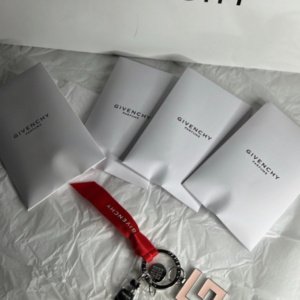 ميداليهGIVENCHY الاصليه