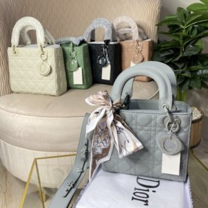 ديور مع سكارف مجاناً