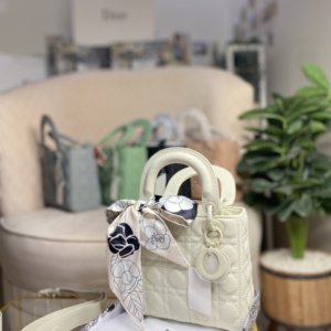 ديور مع سكارف مجاناً