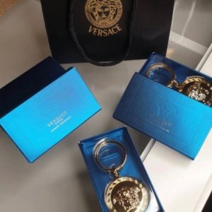 ميداليه Versace الأصليه