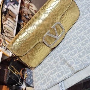 طقم فالنتينو