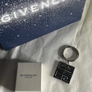 ميداليه givenchy اصليه